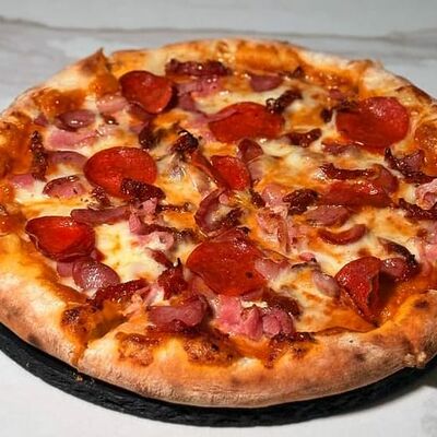 Пицца мясная с копченостями в Kaif Lounge по цене 1200 ₽