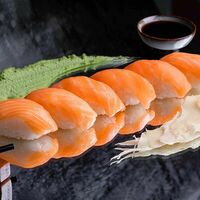 Сет суши с лососем в My Sushi