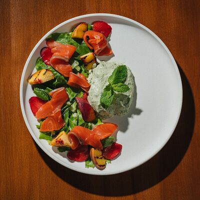 Салат с подкопченной форелью в Tre/Quarti по цене 920 ₽