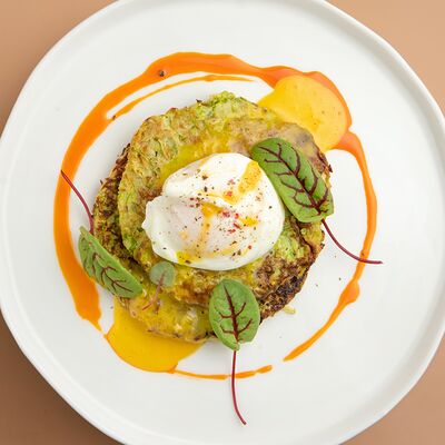 Оладьи кабачковые с яйцом пашот и голландским соусомв CRAFT COFFEE по цене 540 ₽