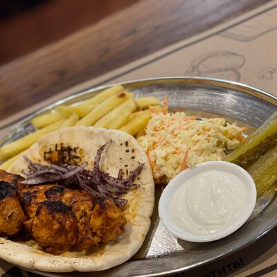 Шиштаук с гарниром в Кафе Аль-карамарабская кухня по цене 690 ₽