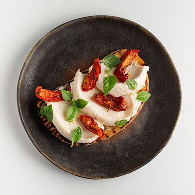 Брускетта с рикоттой и томатами (Tomato and Ricotta Bruschetta) в Matteos по цене 390 ₽