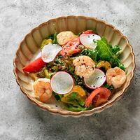 Микс-салат с креветками, цукини и соусом Муретти в GASTROFISH