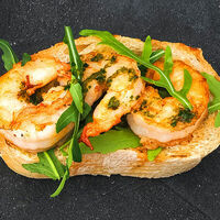 Брускетта с рукколой и креветками в соусе песто в Mojo