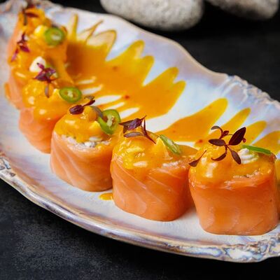 Нежный ролл с лососем в Эбби Noodles & Sushi Bar по цене 650