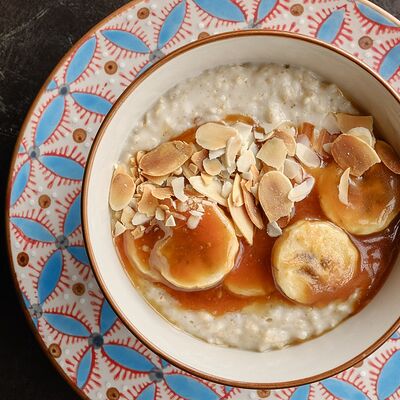 Каша Овсяная с миндалем и карамелизированными бананами в Green 28 по цене 290 ₽