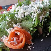 Лосось слабой соли с руколой, шпинатом и сыром надуги в Саперави