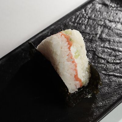 Онигири с лососем в Izmir павильон 2 по цене 1550 ₸