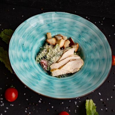 Салат Цезарь с курицей в Кафе Арабелла по цене 500 ₽