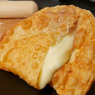 Чебурек Много Грузинских сыров в Чебуречная Дайте два, пожалуйста по цене 270 ₽