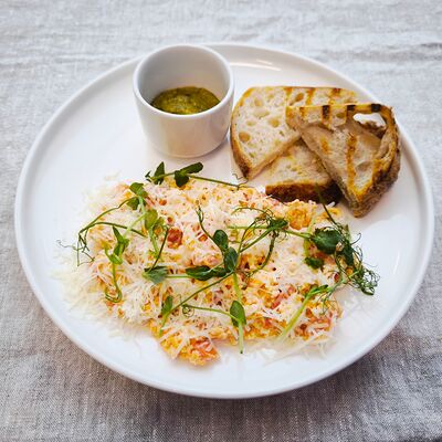 Скрембл с томатами, сыром и песто в Панеттоле по цене 395 ₽