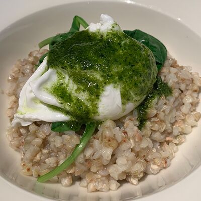 Каша из зеленой гречки с песто, пармезаном и яйцом пашот в Улитка по цене 395 ₽