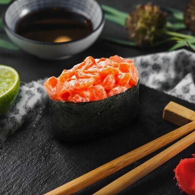 Гункан с лососем острый в Тайфун по цене 299