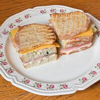 Сэндвич с ветчиной и сыром в Сова