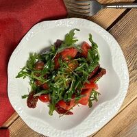 Ассорти из томатов с рукколой в Двор Помидор