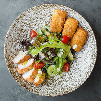 Салат с запечённым сыром и соусом манго в Дюшес