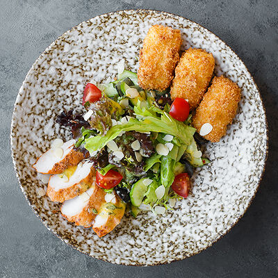 Салат с запечённым сыром и соусом Манго в Дюшес по цене 460