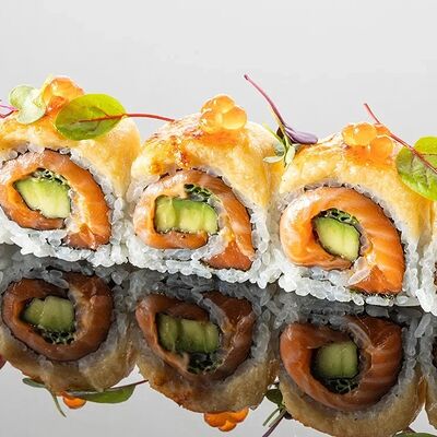 Запеченный ролл с лососем в YAMAKASI DZEN SUSHI по цене 1289 ₽