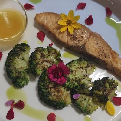 Стейк из лосося с брокколи и апельсиновым соусомв Мятный Трюфель по цене 920 ₽