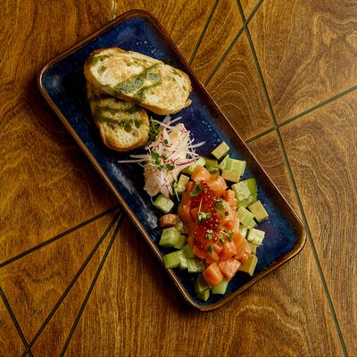 Тартар из лосося в Траттория медичи по цене 1070 ₽