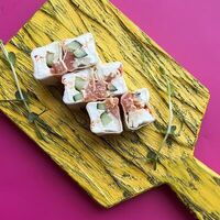 Тануки с лососем в Bananapizza