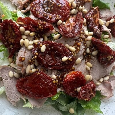 Салат с мясом, вялеными помидорами и кедровым орехом в Трактир Иван Васильевич по цене 550 ₽