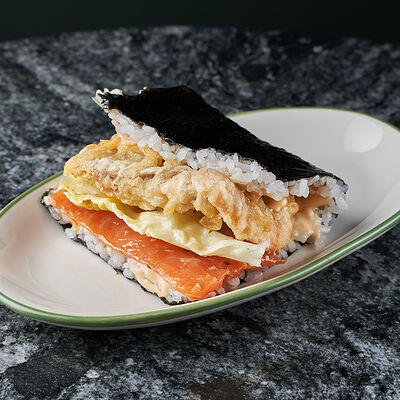 Окинавский сэндвич с лососем темпура в Суши в бутылке по цене 690 ₽