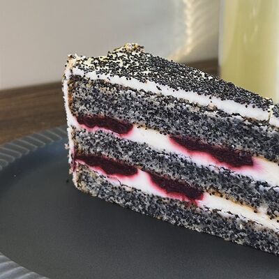 Маковый торт с вишней в Кофейня Бодрячино по цене 350 ₽