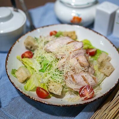 Цезарь с курицей в Гриль house по цене 375 ₽