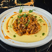Бефстроганов с воздушным картофельным кремом и пряным маслом в Level kitchenbar