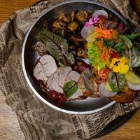 Свиная вырезка с молодым картофелем и белыми грибами в Ярды Superbar