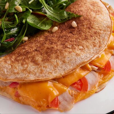 Овсяноблин с курицей, сыром и микс-салатом в COFFEEПЕЙ по цене 420 ₽