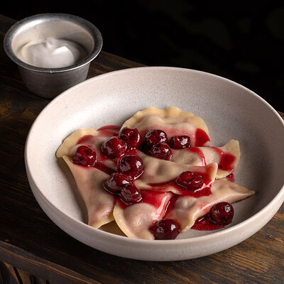 Вареники с вишней и сметаной в Горыныч по цене 620 ₽