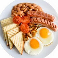Английский завтрак с глазуньей, сосисками и тостом в Дом еды