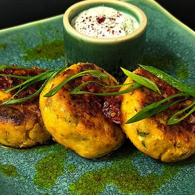 Авторские сырники с вялеными томатами и пармезаном подаются с белым соусом в Байский по цене 570 ₽