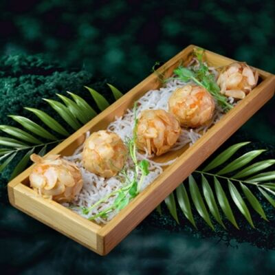 Шарики с креветкой в миндальных лепестках в LAOBAN по цене 1150 ₽