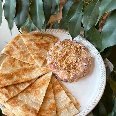 Тартар из тунца с лепешкой ротти в Городское кафе N31 по цене 821 ₽