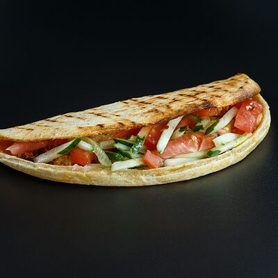 Пицца с курицей и летним салатом в Пицца мания по цене 320 ₽