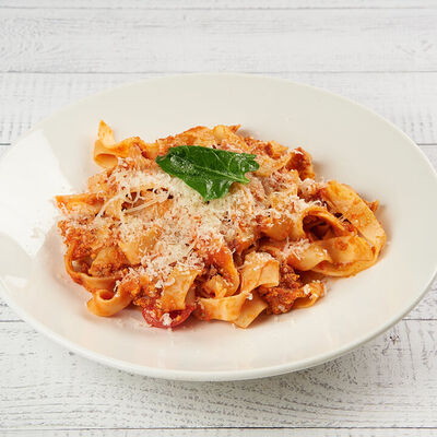 Фетучини с индейкой с домашним соусом болоньезе в АндерСон по цене 580 ₽
