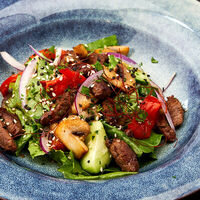 Теплый салат с говяжьей вырезкой в медово-горчичном соусе в Mojo