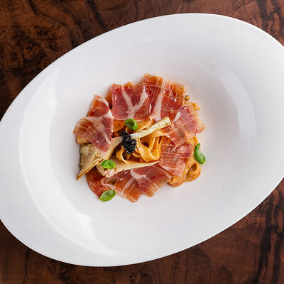 Феттучини с хамоном, чёрной икрой и вялеными томатами в Чочо по цене 1590 ₽