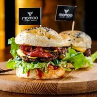 Фирменный бургер 101 в Momoo