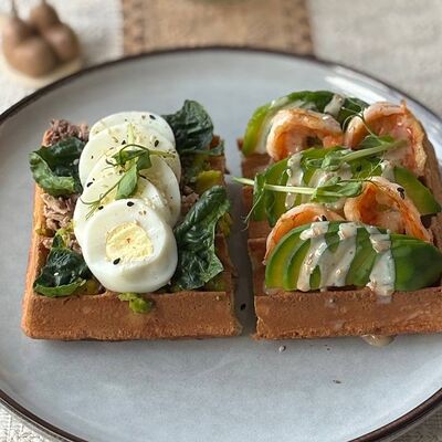 Дуэт вафель тунец/авокадо и креветка/авокадо в Кофе и Вафли по цене 890 ₽