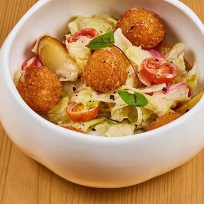 Салат с хрустящей моцареллойв 4 сыра по цене 570 ₽