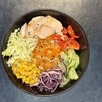 Поке с цыпленком и киноа в Red Machine