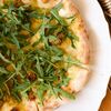 Фокачча с анчоусами, каперсами и руколой в Tavola perfetta по цене 350
