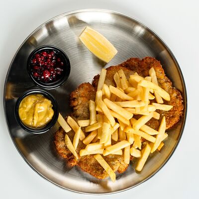 Шницель из свинины с картофелем фри, моченой брусникой и горчицей в CASPARY BRAU по цене 890 ₽