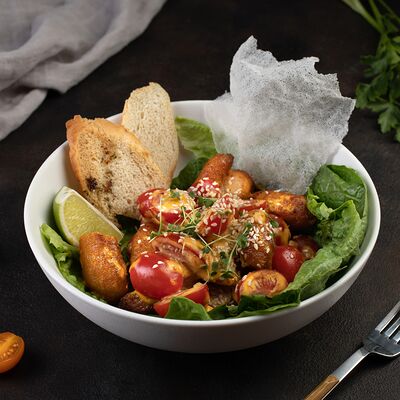 Азиатский салат с попкорном из креветок в Ellips по цене 790 ₽