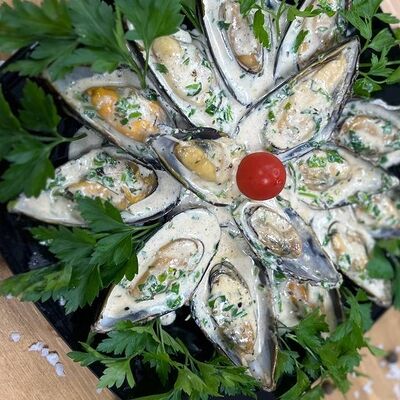 Мидии на полустворке сливочно-чесночные в Морская кухня по цене 1149 ₽