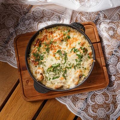 Скоблянка с курицей, сыром и грибами в Лентяйка по цене 265 ₽